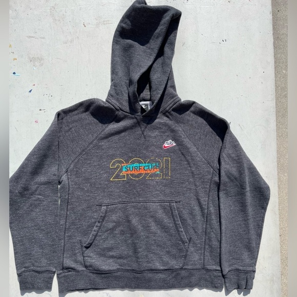 Men's Nike Hoodie Gray Swish Surf Club M Pocket Pullover Streetwear Active Gym - Picture 1 of 14